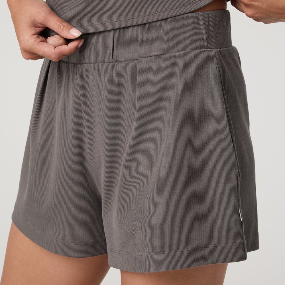 🆕 Vuori Pose Short